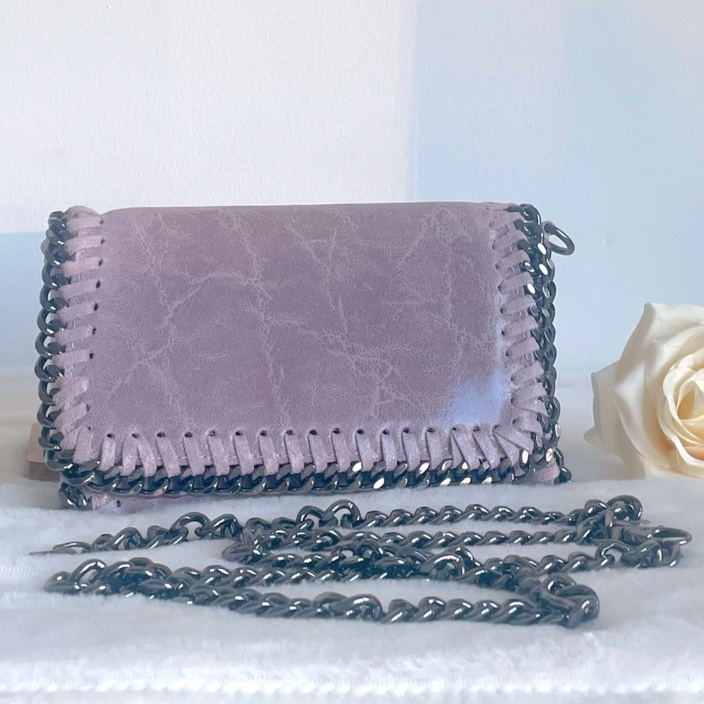 Borse In Pelle Made in Italy.  Purple Leather Bag With Metal Trim and Chain